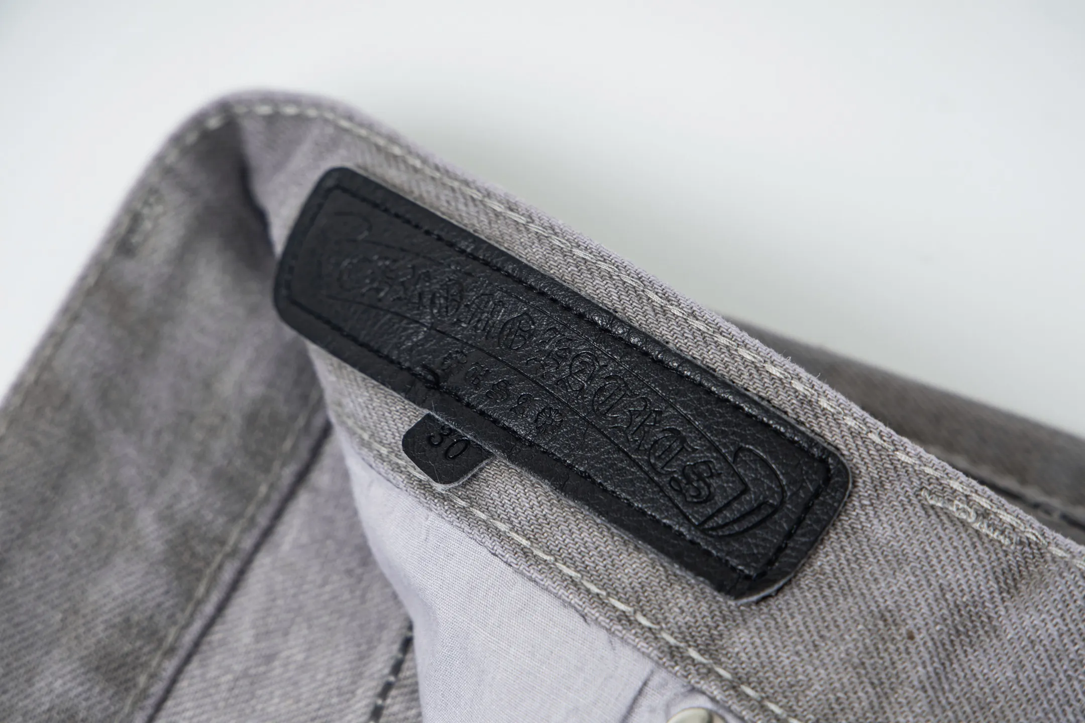 P290 Chrome Hearts Gray Cow King Jeans Multi-Leather Standard Work Jeans CH Jeans All need to be washed and then disassembled and hand-stitched with sheepskin cross leather and then spliced to complete. The whole process is too complicated to describe. About Chrome Hearts This is an extremely luxurious fashion brand that can also be called the aristocracy of the high street. It has always been an exclusive brand for some hipsters or the second generation of rich people. Compared with ordinary high streets, it is more luxurious and noble. Compared with luxury brands, it is more fashionable and individual. It has always been a brand that I have a special liking for. Style number: 1763# Color: Gray Size: 28 30 32 34 36